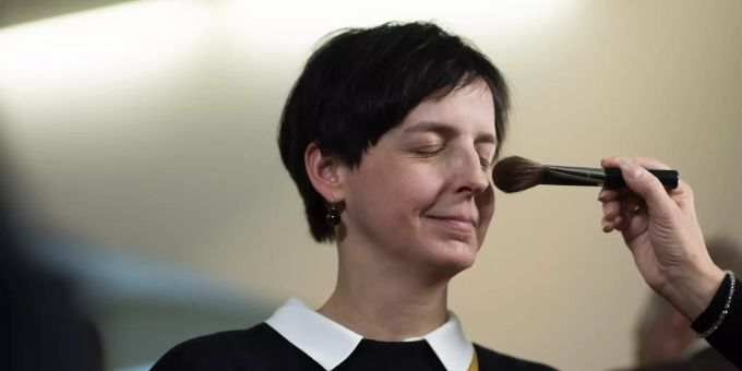 Die neu gewählte Regierungsrätin Susanne Hartmann (CVP), wird für ein Fernsehinterview bereit gemacht.