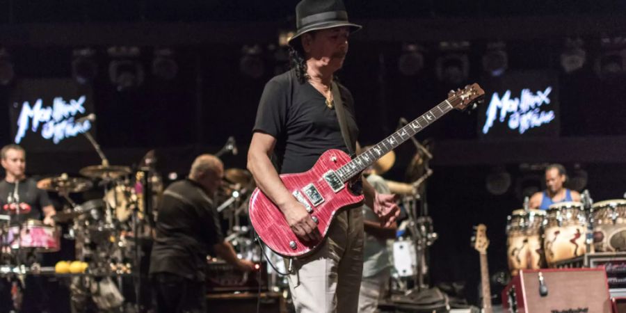 Carlos Santana im Juli 2015 am Montreux Jazz Festival: Das ist eines von über 50 Konzerten, die nun für 30 Tage kostenfrei gestreamt werden können - als Dankeschön der Veranstalter für alle Bemühungen in der Coronakrise. (Archivbild)