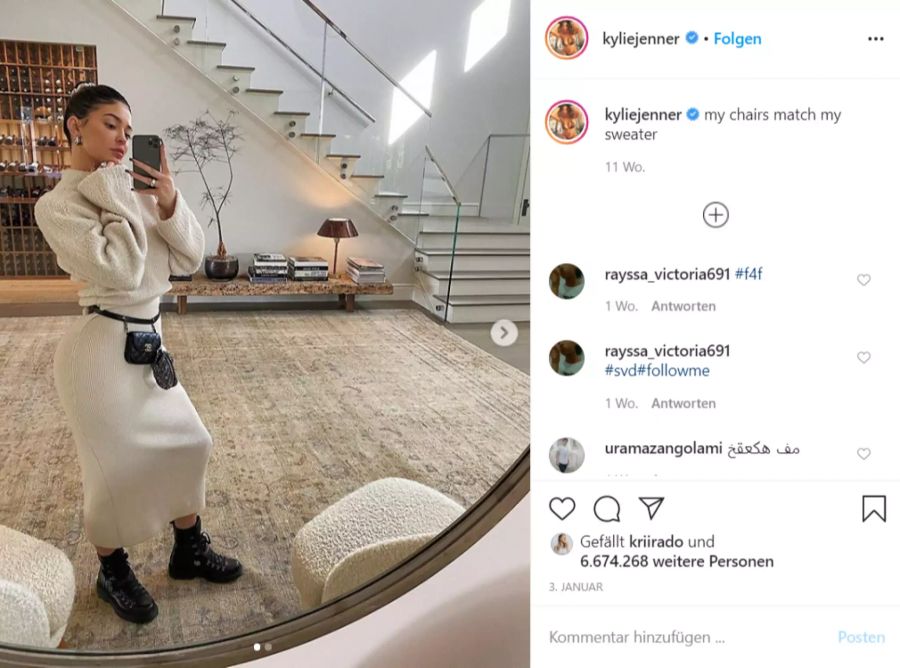 Selfmade-Milliardärin Kylie Jenner freut sich, weil ihre Stühle zum Pulli passen.