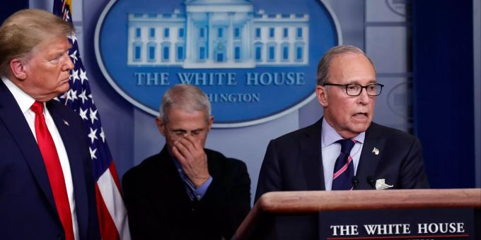 Donald Trump (l-r), Präsident der USA, und Anthony Fauci, Direktor des Nationalen Instituts für Infektionskrankheiten in den USA, stehen neben Larry Kudlow, Wirtschaftsberater des Weissen Hauses, der während einer Pressekonferenz im Weissen Haus über das von Kongress und Regierung vorbereitete Coronavirus-Konjunkturpaket spricht. Coronavirus - USA