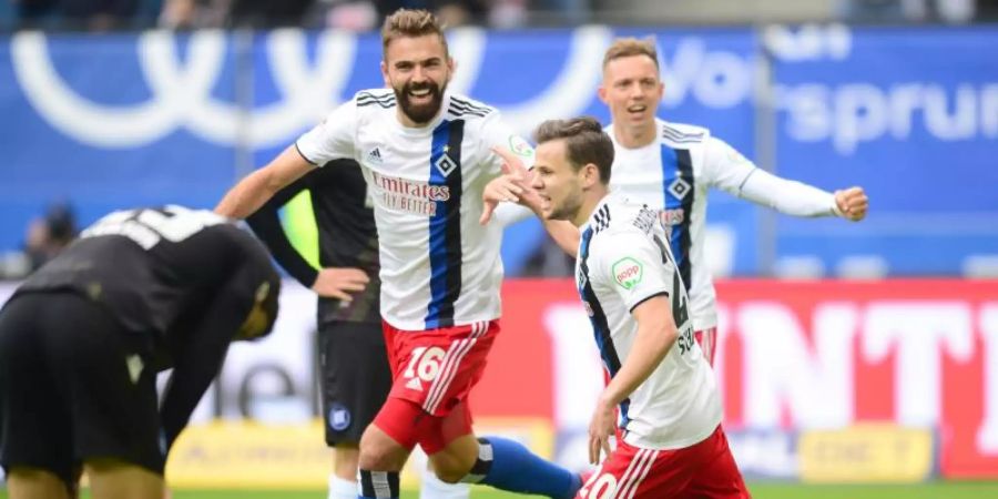 Torschütze Lukas Hinterseer (2.vl) feierte mit dem HSV gegen den KSC einen Heimsieg. Foto: Daniel Bockwoldt/dpa