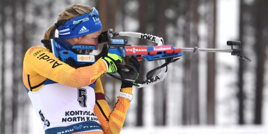 Biathletin Franziska Preuss am Schiessstand. Foto: Jussi Nukari/Lehtikuva/dpa