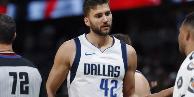 Trotz Corona-Pause erhalten die NBA-Profis wie Dallas-Akteur Maxi Kleber noch das volle Gehalt. Foto: David Zalubowski/AP/dpa