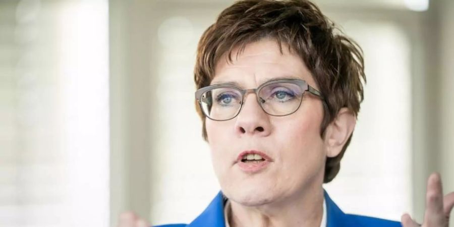Annegret Kramp-Karrenbauer, CDU-Bundesvorsitzende und Verteidigungsministerin, während eines Interviews. Foto: Michael Kappeler/dpa