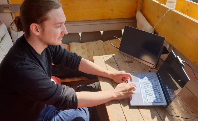 Dank einem mobilen Akkubildschirm – links im Bild der ZenScreen Go – können bequem merere Stunden auf dem Balkon gearbietet werden. Asus ZenScreen Go