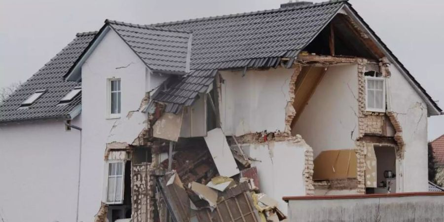 Das Haus in Hohen Neuendorf im Kreis Oberhavel ist einsturzgefährdet. Foto: Paul Zinken/dpa