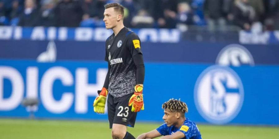 Die Schalker Markus Schubert (l) und Jean-Clair Todibo sind nach dem 1:1 gegen Hoffenheim enttäuscht. Foto: David Inderlied/dpa