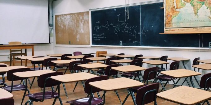 Leeres Klassenzimmer. Schulzimmer La Chaux-de-Fonds