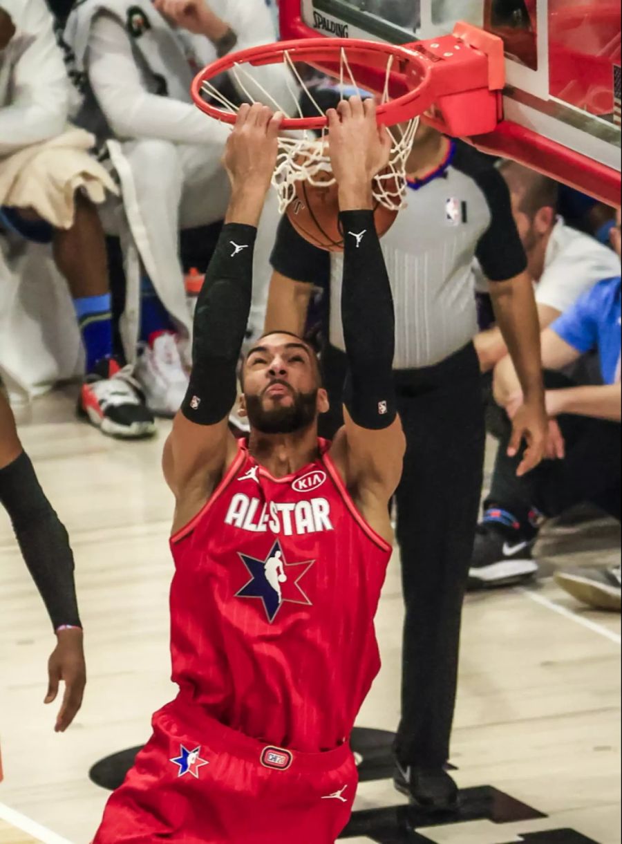 Der Franzose zeigt beim diesjährigen Allstar-Game einen Reverse-Dunk.