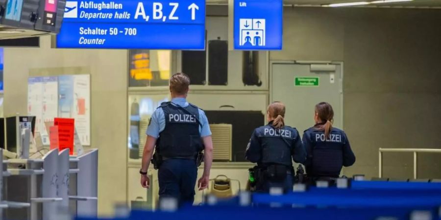 Polizisten am Frankfurter Flughafen. Foto: Andreas Arnold/dpa