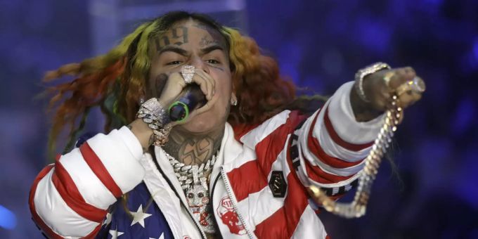 Im Hausarrest - Rapper 6ix9ine macht lebensgefährlichen Verräter-Spruch