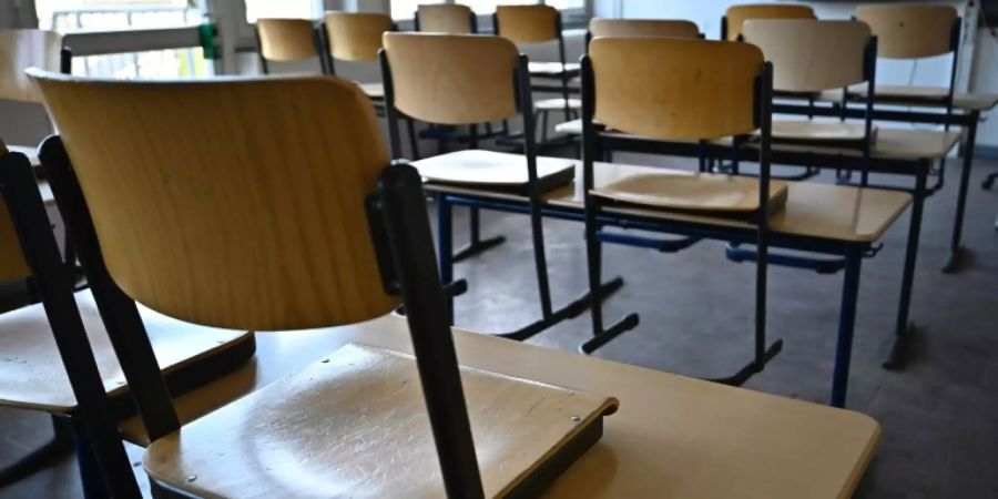 Ein verwaistes Klassenzimmer