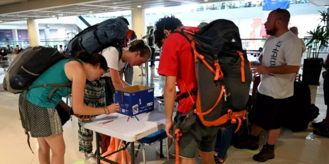 Denpasar - Auf Bali gestrandete europäische Touristen werden ausgeflogen