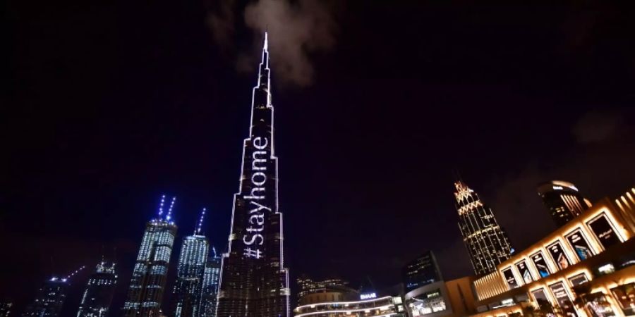 «Stay Home» leuchtet auf dem Wolkenkratzer Burj Khalifa