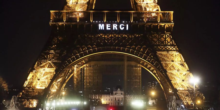 Der Eiffelturm in Paris bedankt sich mit «Merci» bei allen Helfern in der Coronavirus-Krise.