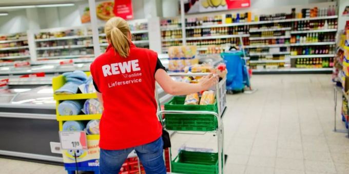 Arbeiten in der Altenpflege oder im Einzelhandel sind zwar systemrelevant, werden aber unterdurchschnittlich bezahlt. Foto: picture alliance / dpa Arbeiten in der Altenpflege oder im Einzelhandel sind zwar systemrelevant, werden aber unterdurchschnittlich bezahlt. Foto: picture alliance / dpa