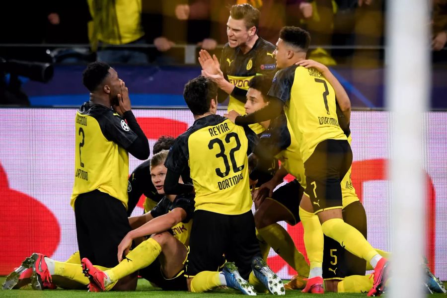 Mitten in der Jubeltraube: Finden Sie Erling Haaland auf dem BVB-Suchbild?