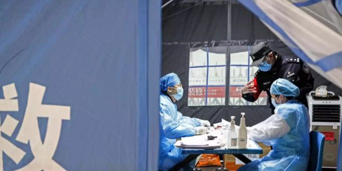 Nach einem Meinungsbeitrag im «Wall Street Journals», der China als "wahren kranken Mann" im Kampf gegen den Coronavirus brandmarkte, hat China drei Korrespondenten der Zeitung die Akkreditierung entzogen. Foto: Ou Dongqu/Xinhua/dpa Nach einem Meinungsbeitrag im «Wall Street Journals», der China als "wahren kranken Mann" im Kampf gegen den Coronavirus brandmarkte, hat China drei Korrespondenten der Zeitung die Akkreditierung entzogen. Foto: Ou Dongqu/Xinhua/dpa