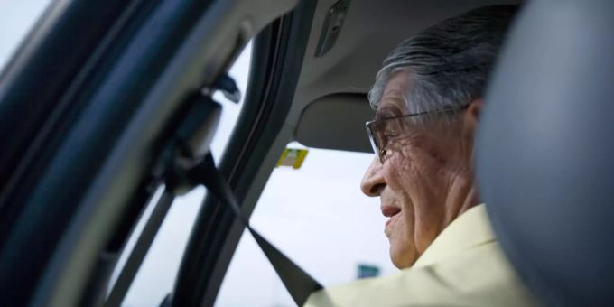 Schon drei Unfälle durch Falschfahrer wurden im Jahr 2020 vermeldet. Allesamt verursacht von Automobilisten über 80 Jahren. Alter Mann im Auto
