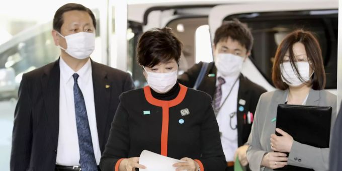 Yuriko Koike, Gouverneurin von Tokio, kommt zu ihrem Büro. Auch Japan steht wegen der Ausbreitung des Coronavirus kurz vor Ausgangssperren. Coronavirus - Japan