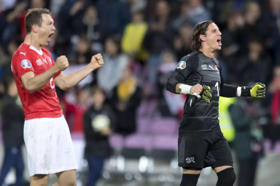 Stephan Lichtsteiner (links) und Yann Sommer jubeln im Nati-Dress.