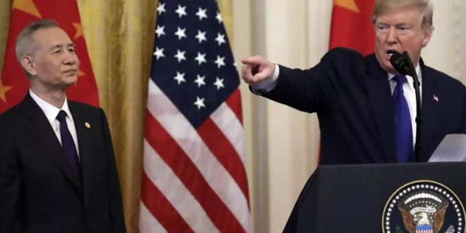 US-Präsident Donald Trump spricht im Weissen Haus zu Pressevertretern - neben ihm steht Chinas Vizepremier Liu He. Foto: Evan Vucci/AP/dpa US-Präsident Donald Trump spricht im Weissen Haus zu Pressevertretern - neben ihm steht Chinas Vizepremier Liu He. Foto: Evan Vucci/AP/dpa