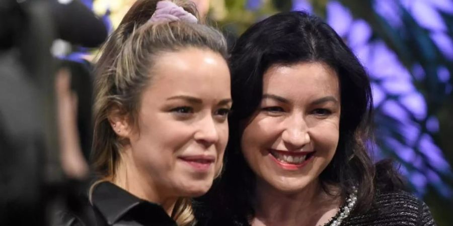 Man kennt sich: Designerin Marina Hoermanseder begrüsst Digitalstaatsministerin Dorothee Bär auf der Fashion Week. Foto: Jordan Raza/dpa