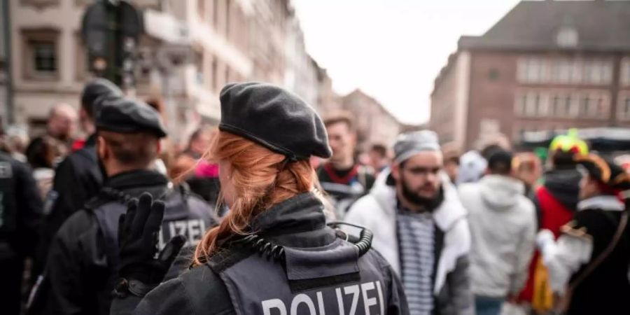 Die Polizei kontrolliert in der Düsseldorfer Altstadt. Foto: Fabian Strauch/dpa