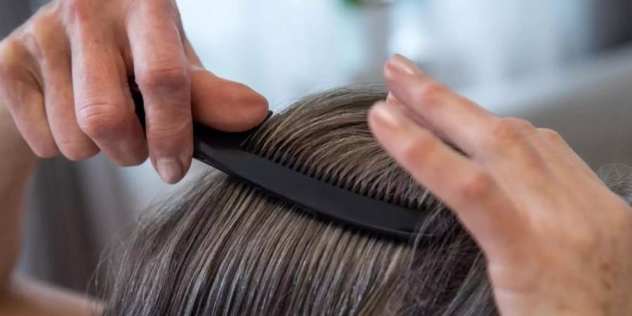 Wenn die Friseure nicht öffnen dürfen, gibt es nur zwei Möglichkeiten: Entweder man lässt die Haare wachsen oder man übernimmt das Haareschneiden selbst. Foto: Katja Lenz/dpa-tmn/dpa