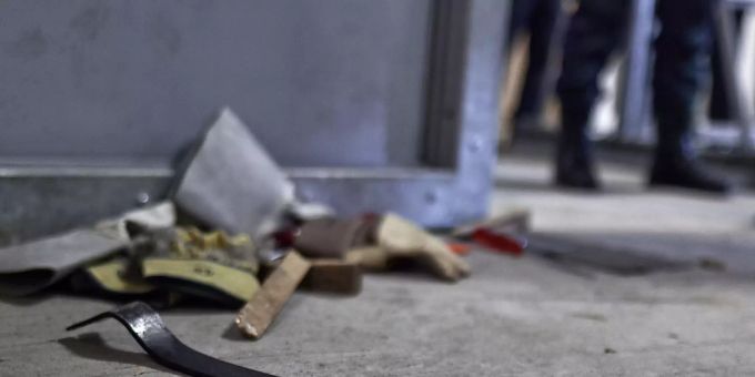 Ein Brecheisen liegt auf dem Boden - die Spur eines Einbruchs: In Italien sind Verbrechen seit dem Lockdown erheblich zurückgegangen. Coronavirus