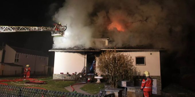 In der Nacht auf Sonntag ist ein Feuer in einem Einfamilienhaus in Zell ZH ausgebrochen. brand zell