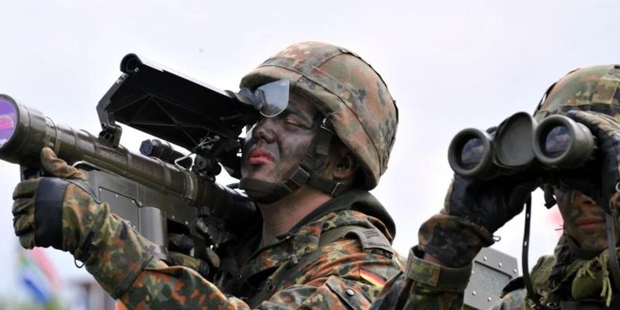 Ein Soldat mit einer Stinger-Rakete visiert bei der Luftwaffenübung «Elite 2010» auf dem Truppenübungsplatz Heuberg bei Messstetten ein Flugzeug an. Foto: Patrick Seeger/dpa