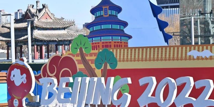 Neben dem Schriftzug «Beijing 2022» Maskottchen Shuey Rhon Rhon (l). Foto: Peter Kneffel/dpa