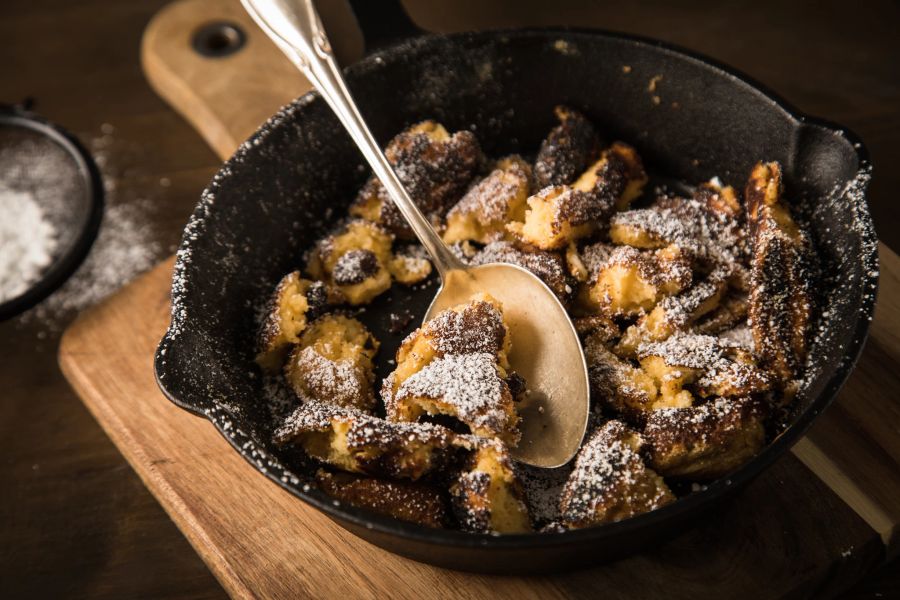 Kaiserschmarrn Puderzucker Löffel Holz