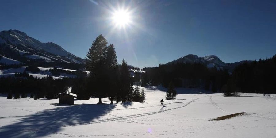 In Deutschland vielerorts ein seltenes Bild in diesem Winter: Eine schneebedeckte Landschaft wie hier in Bayern. Foto: Karl-Josef Hildenbrand/dpa