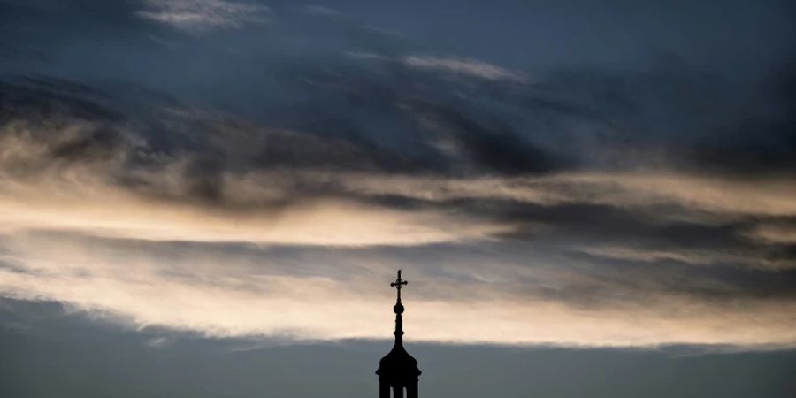 Kreuz auf Kirche