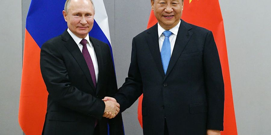 ARCHIV - Wladimir Putin (l), Präsident von Russland, und Xi Jinping, Präsident von China, geben sich die Hand. Foto: Ramil Sitdikov/Pool Sputnik Kremlin/dpa