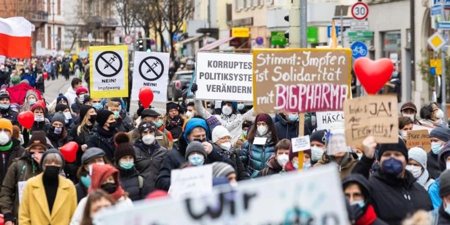 In Freiburg demonstrieren Menschen gegen die Corona-Massnahmen. Aber auch im Ausland kommt es immer wieder zu Protesten. Foto: Philipp von Ditfurth/dpa
