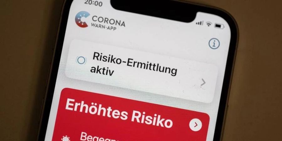 Eine neue Version der Corona-Warn-App kann die verschiedenen Zertifikate zusammenfassen. Foto: Bernd Weissbrod/dpa