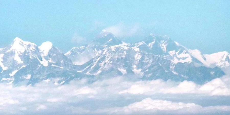 Blick aus dem Flugzeug auf das Himalaya-Gebirge mit dem Mount Everest. Auf dem Achttausender soll es für Bergsteiger bald eine neue Route geben. Foto: Sina Schuldt/dpa