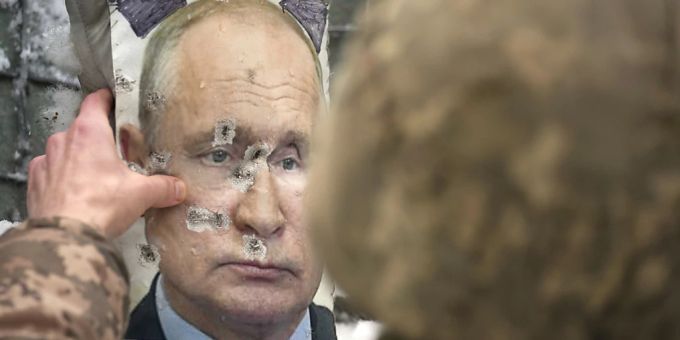 Ein ukrainischer Soldat justiert ein von Kugeln durchlöchertes Bild des russischen Präsidenten Putin während eines Interviews mit Medienvertretern an einer Frontlinie. Foto: Vadim Ghirda/AP/dpa Ein ukrainischer Soldat justiert ein von Kugeln durchlöchertes Bild des russischen Präsidenten Putin während eines Interviews mit Medienvertretern an einer Frontlinie. Foto: Vadim Ghirda/AP/dpa