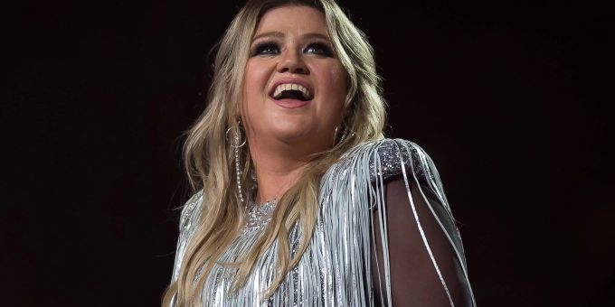 Kelly Clarkson moderiert zusammen mit Snoop Dogg den American Song Contest. Kelly Clarkson moderiert zusammen mit Snoop Dogg den American Song Contest.