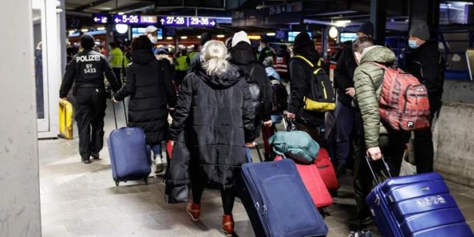 Zahlreiche Flüchtlinge aus der Ukraine gehen nach ihrer Ankunft mit einem Sonderzug am Münchner Hauptbahnhof zur Registrierung. Foto: Matthias Balk/dpa Zahlreiche Flüchtlinge aus der Ukraine gehen nach ihrer Ankunft mit einem Sonderzug am Münchner Hauptbahnhof zur Registrierung. Foto: Matthias Balk/dpa