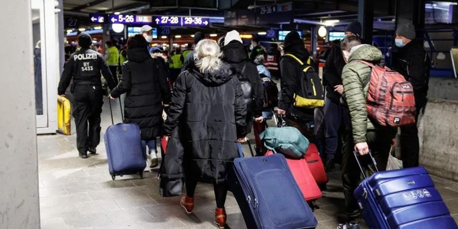Zahlreiche Flüchtlinge aus der Ukraine gehen nach ihrer Ankunft mit einem Sonderzug am Münchner Hauptbahnhof zur Registrierung. Foto: Matthias Balk/dpa