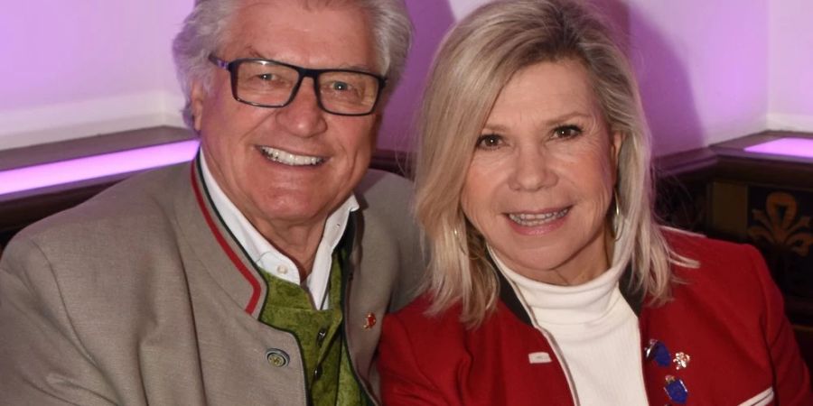 Marianne Hartl will ihrem Mann Michael einen Geburtstagskuchen ins Krankenhaus bringen.