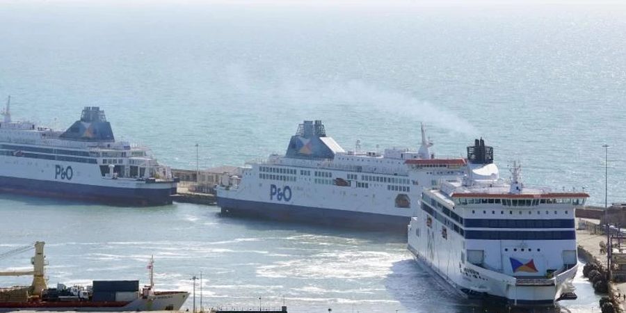 Die drei P&O-Fähren «Spirit of Britain», «Pride of Canterbury» und «Pride of Kent» werden im Kreuzfahrtterminal des Hafens von Dover in Kent festgemacht. Foto: Gareth Fuller/PA Wire/dpa