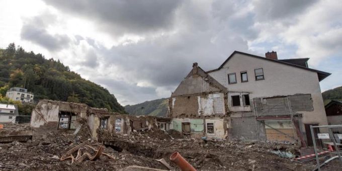 Ein zerstörter Gasthof am Ufer der Ahr in Dernau drei Monate nach der Flutkatastrophe vom Juli. Foto: Boris Roessler/dpa Ein zerstörter Gasthof am Ufer der Ahr in Dernau drei Monate nach der Flutkatastrophe vom Juli. Foto: Boris Roessler/dpa
