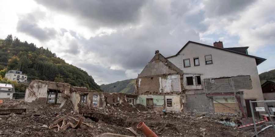 Ein zerstörter Gasthof am Ufer der Ahr in Dernau drei Monate nach der Flutkatastrophe vom Juli. Foto: Boris Roessler/dpa