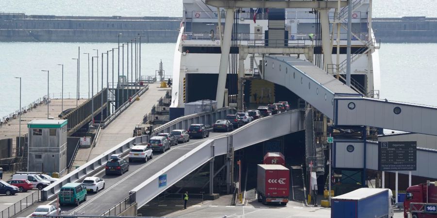 Passagierfahrzeuge fahren auf eine DFDS-Fähre im Hafen von Dover, während die Fahrten von P&O Ferries weiterhin ausgesetzt sind.