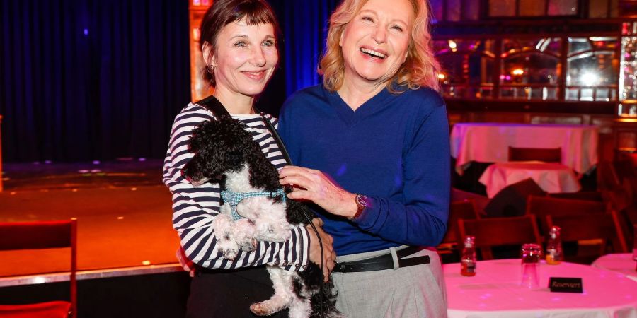 Meret Becker (l) , ihr Hund und Maren Kroymann  feiern den 30. Geburtstag der Bar jeder Vernunft und 20 Jahre Tipi am Kanzleramt.